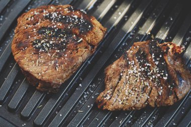 Baharatlar ve tuz ile lezzetli taze ızgara etler