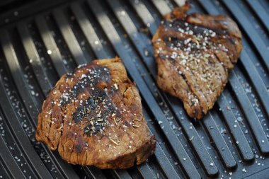 Baharatlar ve tuz ile lezzetli taze ızgara etler