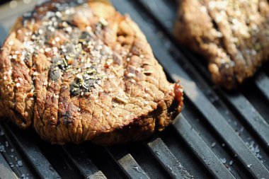 Baharatlar ve tuz ile lezzetli taze ızgara etler