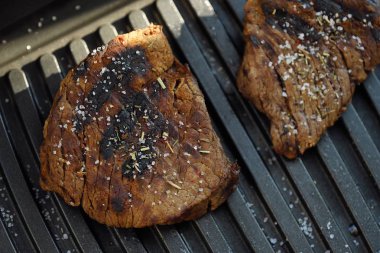 Baharatlar ve tuz ile lezzetli taze ızgara etler