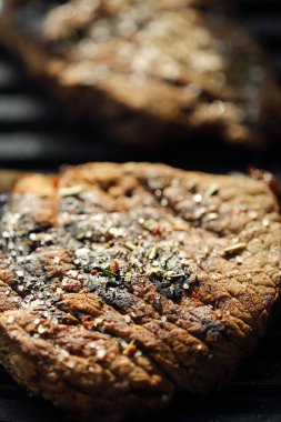 Baharatlar ve tuz ile lezzetli taze ızgara etler