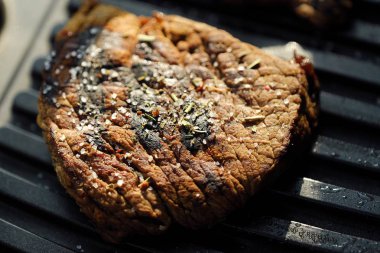 Baharatlar ve tuz ile lezzetli taze ızgara etler