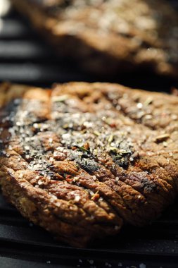 Baharatlar ve tuz ile lezzetli taze ızgara etler
