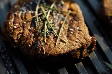 Baharatlar ve tuz ile lezzetli taze ızgara etler