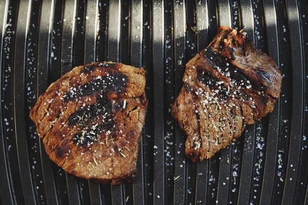 Смачне свіже м'ясо на грилі зі спеціями та сіллю — стокове фото