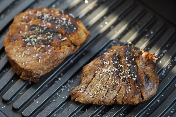 Baharatlar ve tuz ile lezzetli taze ızgara etler