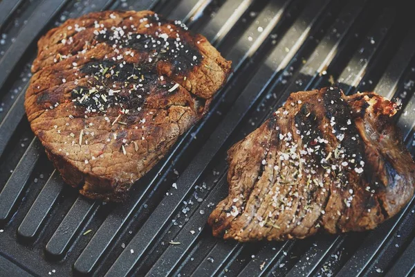 Baharatlar ve tuz ile lezzetli taze ızgara etler