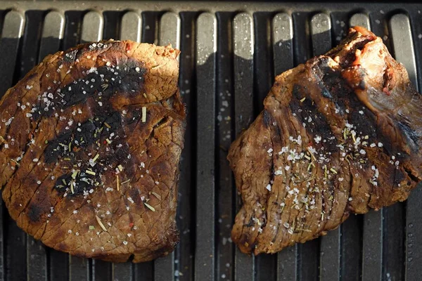 Baharatlar ve tuz ile lezzetli taze ızgara etler