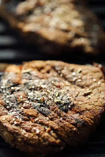 Baharatlar ve tuz ile lezzetli taze ızgara etler