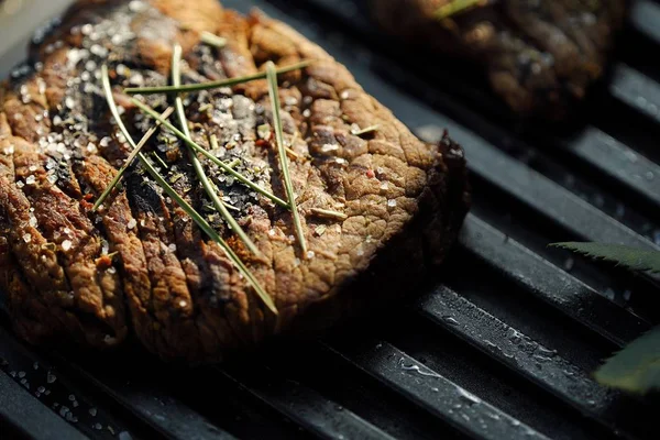 Välsmakande färskt grillat kött med kryddor och salt — Stockfoto