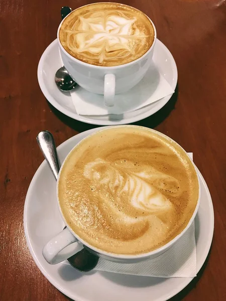 Zwei Tassen leckerer Cappuccino auf dem Tisch — Stockfoto
