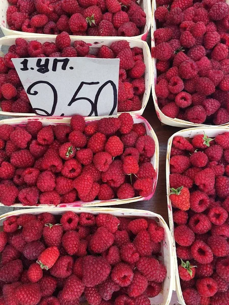 Färska mogna smakrika hallon på marknaden — Stockfoto