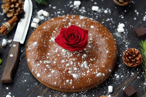 Вкусный шоколадный торт с розой на столе — стоковое фото