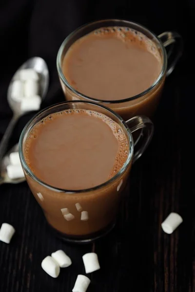 Lahodné horké kakao s marshmallows na dřevěné pozadí — Stock fotografie