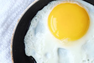 Bir tavada kahvaltı için lezzetli yumurta  