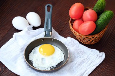 Lezzetli kahvaltı yumurta masaya sebzeli 