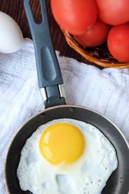 Lezzetli kahvaltı yumurta masaya sebzeli 