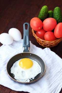 Lezzetli kahvaltı yumurta masaya sebzeli 