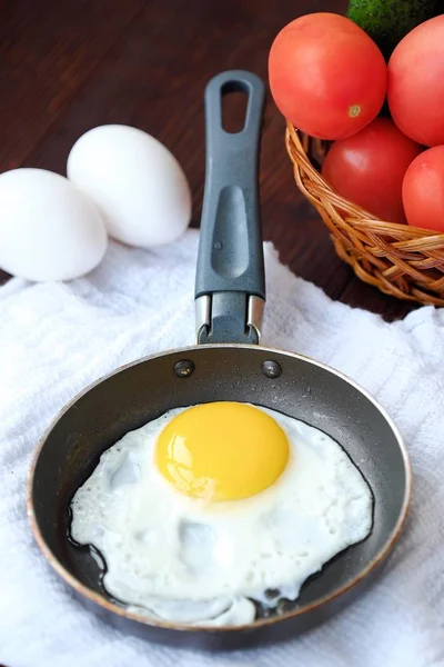 Lezzetli kahvaltı yumurta masaya sebzeli 