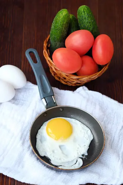 Lezzetli kahvaltı yumurta masaya sebzeli 