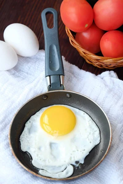 Lezzetli kahvaltı yumurta masaya sebzeli 