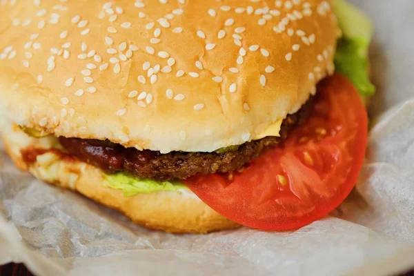 Heerlijke verse hamburger met rundvlees op tafel — Stockfoto