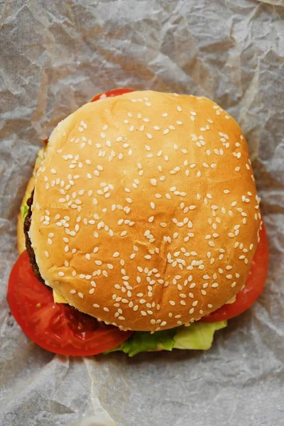 Delicioso hambúrguer fresco com carne na mesa — Fotografia de Stock