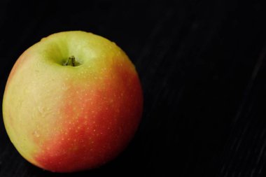 Koyu ahşap masa üzerinde lezzetli taze yeşil elma 