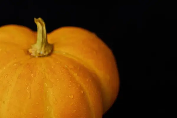 Pyszne świeże pumpkin żółty na ciemny drewniany stół — Zdjęcie stockowe