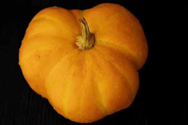 Pyszne świeże pumpkin żółty na ciemny drewniany stół — Zdjęcie stockowe