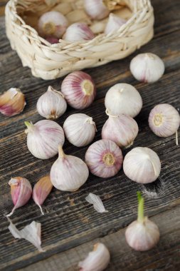 sepet masanın üzerine taze sarımsak 