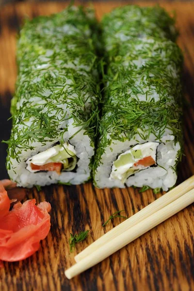 Verse plantaardige sushi rolt met dille en peper — Stockfoto