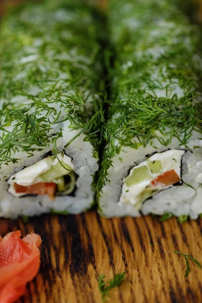 Färska grönsaker sushi rullar med dill och peppar — Stockfoto