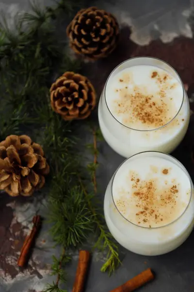 Delicioso milkshake com canela e pinheiro na mesa — Fotografia de Stock