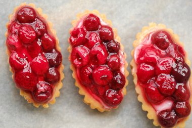 Taze çilek Ahududu ve kiraz ile lezzetli kek