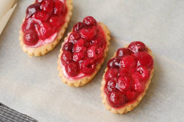 Taze çilek Ahududu ve kiraz ile lezzetli kek