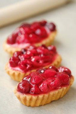 Taze çilek Ahududu ve kiraz ile lezzetli kek