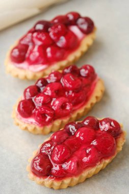 Taze çilek Ahududu ve kiraz ile lezzetli kek