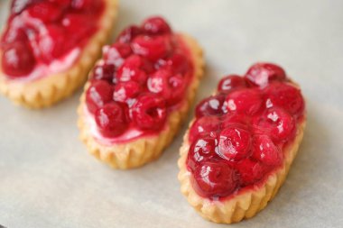 Taze çilek Ahududu ve kiraz ile lezzetli kek