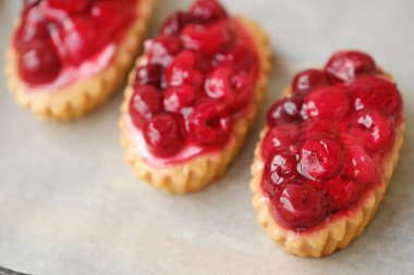 Taze çilek Ahududu ve kiraz ile lezzetli kek