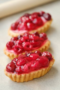 Taze çilek Ahududu ve kiraz ile lezzetli kek