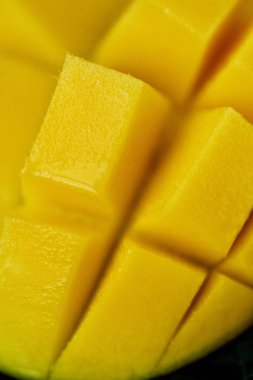 Lezzetli taze sulu mango tatlı bir meyvedir