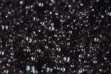 Üzerinde kahverengi kadife güzel su damlaları