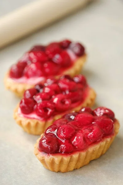 Вкусные торты со свежими ягодами малины и вишни — стоковое фото