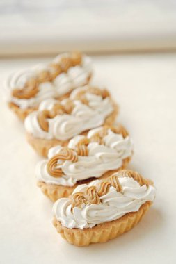 Lezzetli taze kremalı kek ve yoğunlaştırılmış süt 