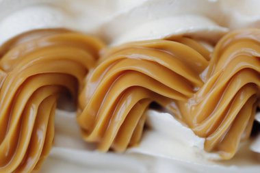 Lezzetli taze kremalı kek ve yoğunlaştırılmış süt 