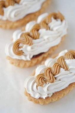 Lezzetli taze kremalı kek ve yoğunlaştırılmış süt 