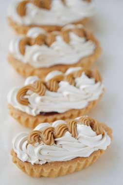 Lezzetli taze kremalı kek ve yoğunlaştırılmış süt 