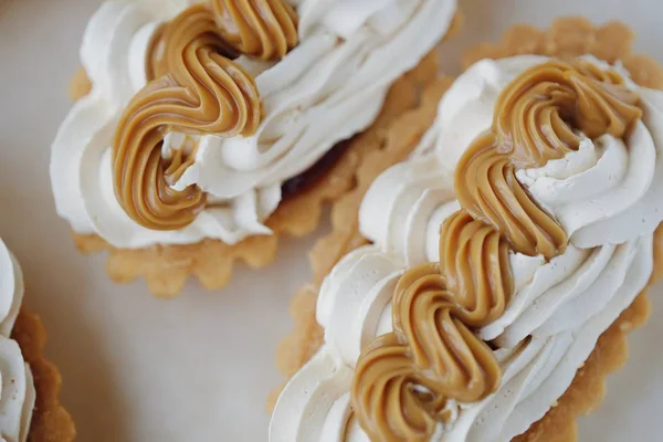 Deliziose torte alla panna fresca e latte condensato — Foto Stock