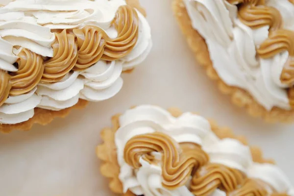 Deliziose torte alla panna fresca e latte condensato — Foto Stock